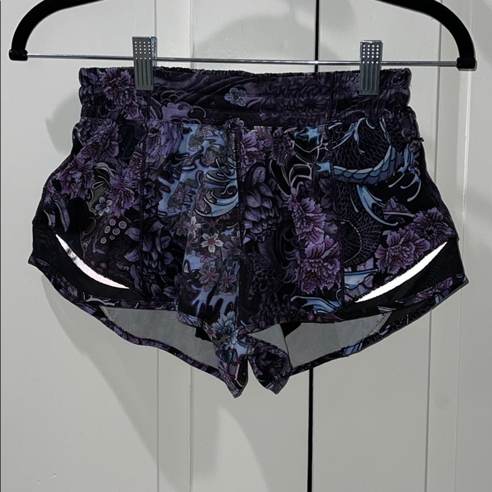 lululemon athletica Purple Blue Floral Hotty Hot 2.5” Running Shorts Size 6 Reg